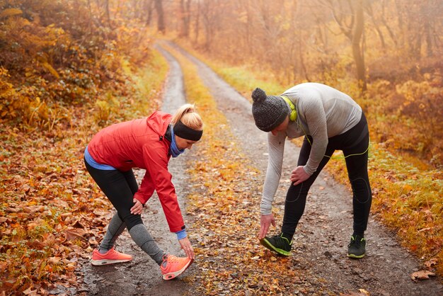 Photo gratuite couple de personnes âgées faisant des exercices dans la nature