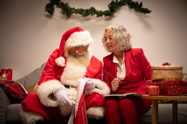 Couple de personnes âgées fêtant Noël