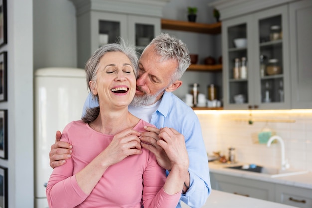 Couple de personnes âgées heureux coup moyen