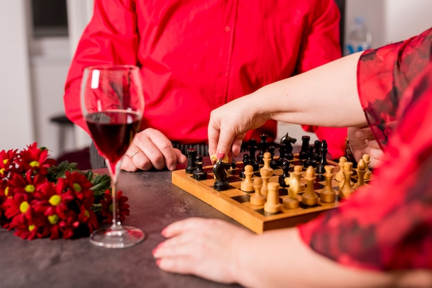 Photo gratuite couple de personnes âgées jouant aux échecs