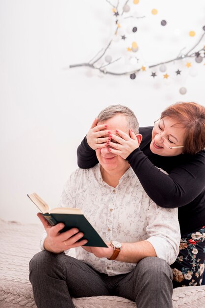 Couple de personnes âgées jouant