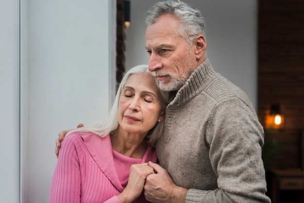 Couple de personnes âgées le jour de la Saint-Valentin