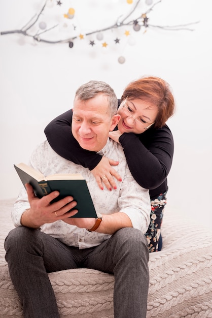 Photo gratuite couple de personnes âgées lisant