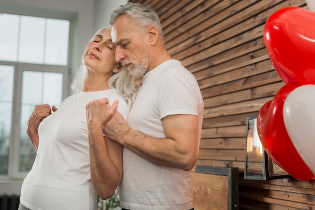 Photo gratuite couple de personnes âgées à la maison le jour de la saint-valentin