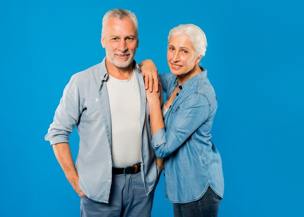 Couple de personnes âgées moderne