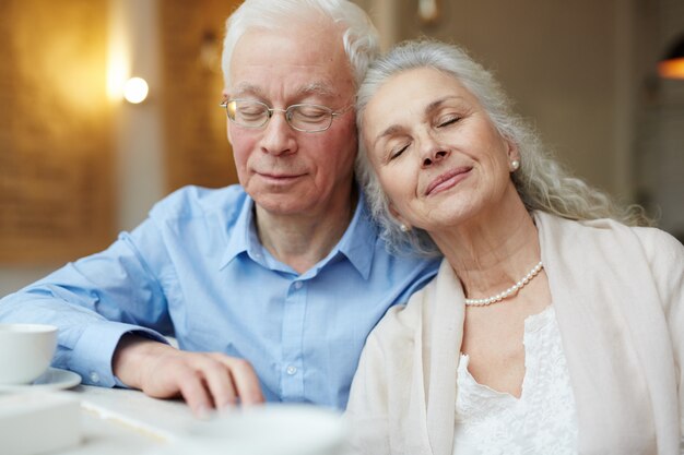 Couple de personnes âgées en paix, le temps du bonheur