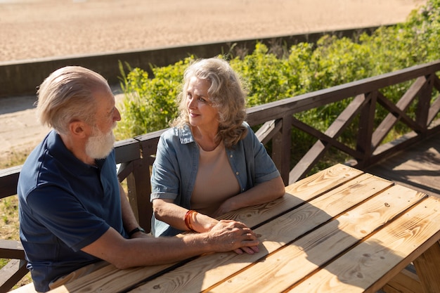 Couple de personnes âgées à plan moyen discutant