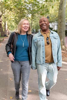 Couple de personnes âgées en plein plan marchant ensemble