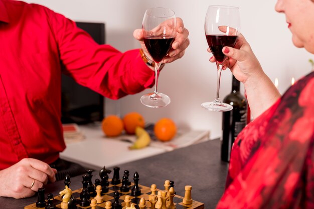 Couple de personnes âgées portant un toast