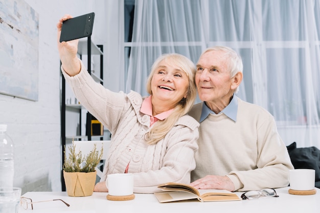 Couple de personnes âgées prenant selfie