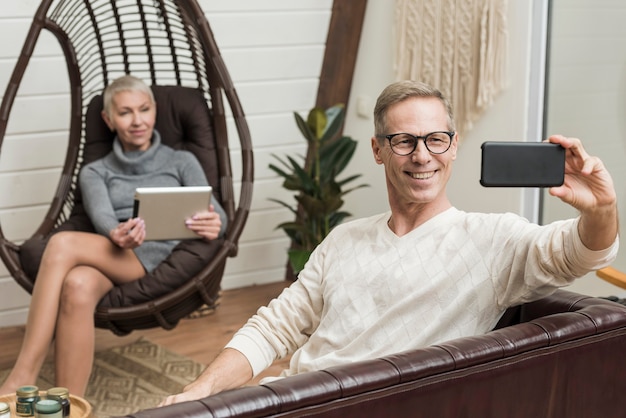 Couple de personnes âgées prenant un selfie