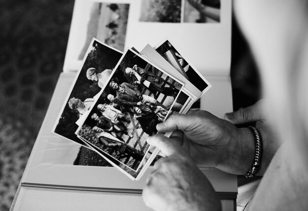 Couple de personnes âgées regardant l'album photo de famille