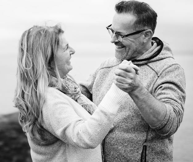 Photo gratuite couple de personnes âgées romantique danse en plein air