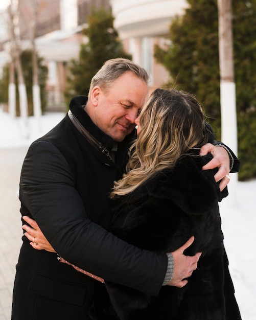 Couple de personnes âgées romantique à l'extérieur