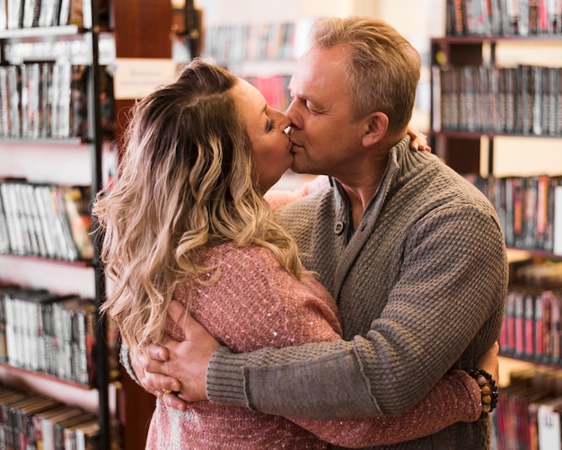 Photo gratuite couple de personnes âgées romantique s'embrasser coup moyen