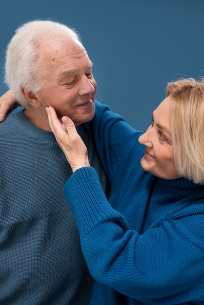 Couple de personnes âgées romantique vue de côté