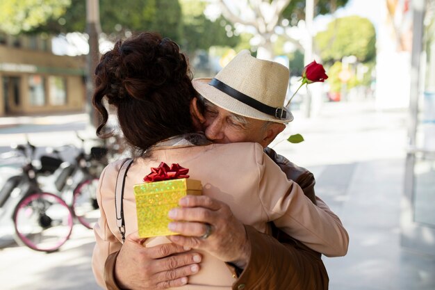Couple de personnes âgées s'embrassant tout en étant à un rendez-vous