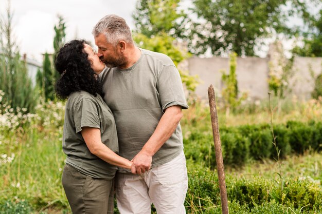 Couple de personnes âgées s'embrasser