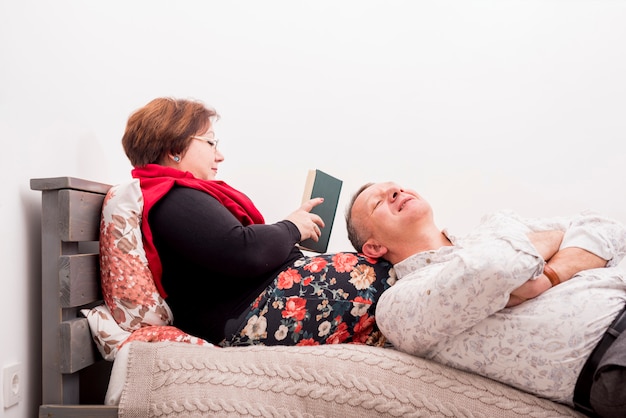 Photo gratuite couple de personnes âgées se détendre sur le lit