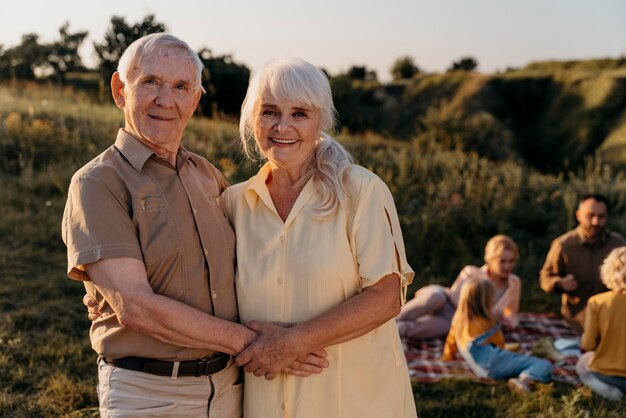Couple de personnes âgées souriant à plan moyen