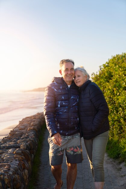 Couple de personnes âgées souriant vue de face