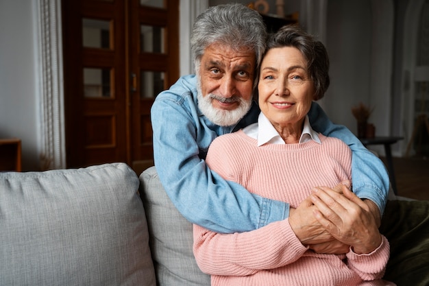 Couple de personnes âgées souriant vue de face