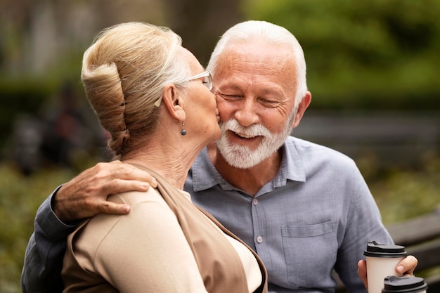 Photo gratuite couple de personnes âgées à tir moyen