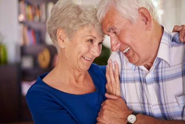 Couple de personnes âgées toujours amoureux