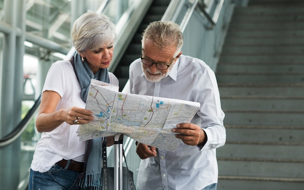 Couple de personnes âgées voyageant autour de la ville