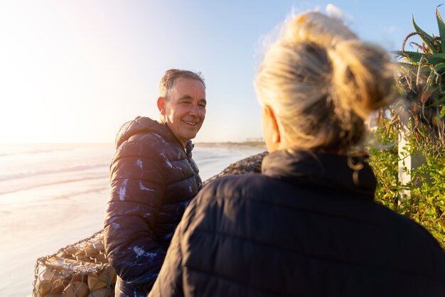 Couple de personnes âgées vue de côté au bord de la mer