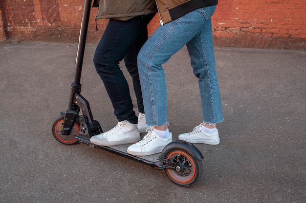 Photo gratuite couple de personnes âgées sur la vue latérale du scooter électrique