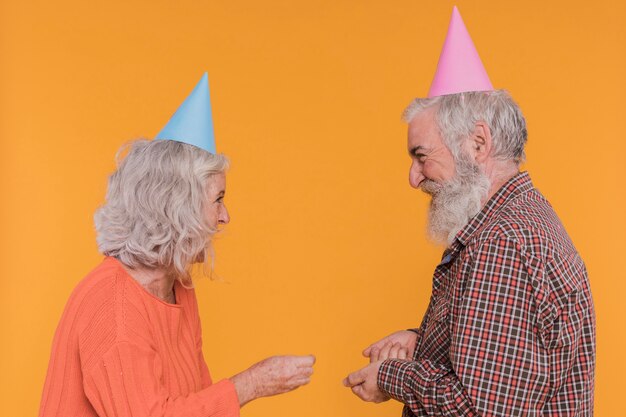 Couple de personnes âgées