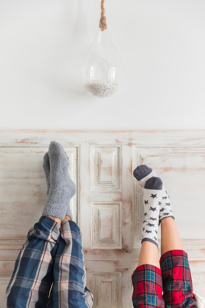 Couple avec pieds sur mur le jour de la Saint-Valentin