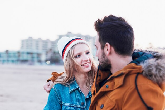 Photo gratuite couple sur la plage en regardant les uns les autres