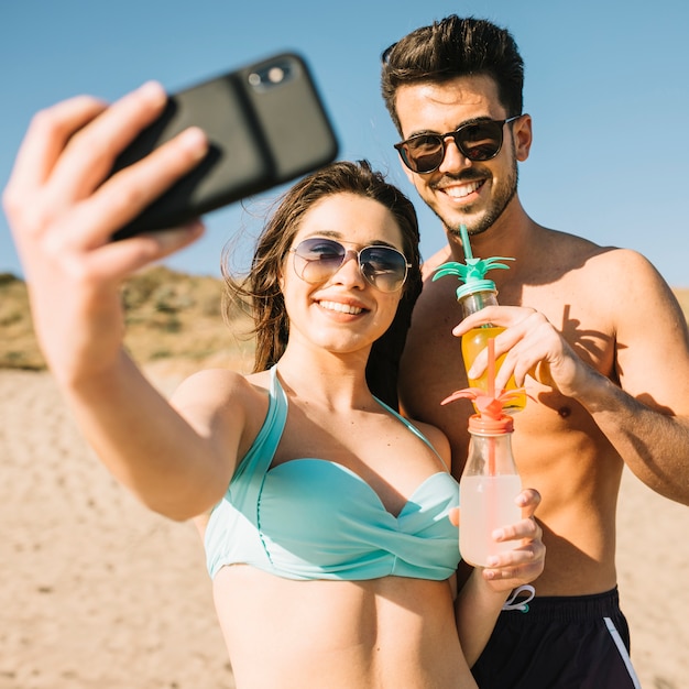 Photo gratuite couple à la plage