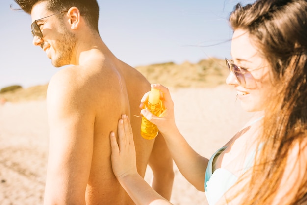 Photo gratuite couple à la plage