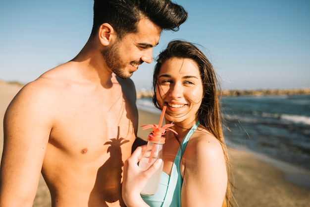 Photo gratuite couple à la plage