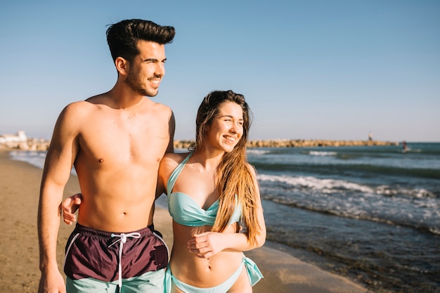 Photo gratuite couple à la plage