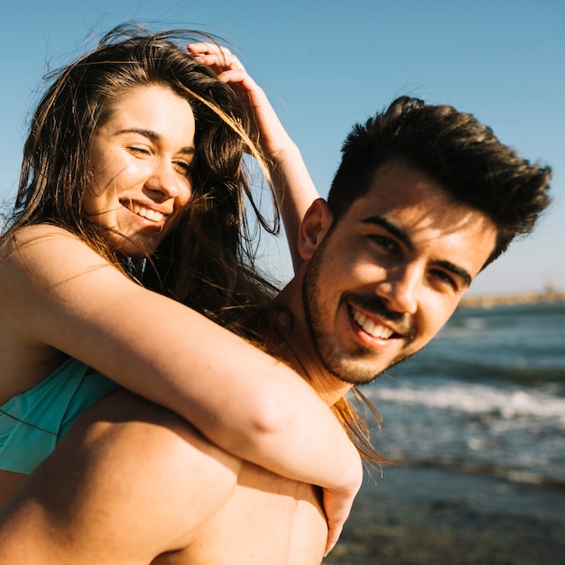 Photo gratuite couple à la plage