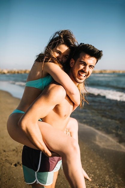 Photo gratuite couple à la plage