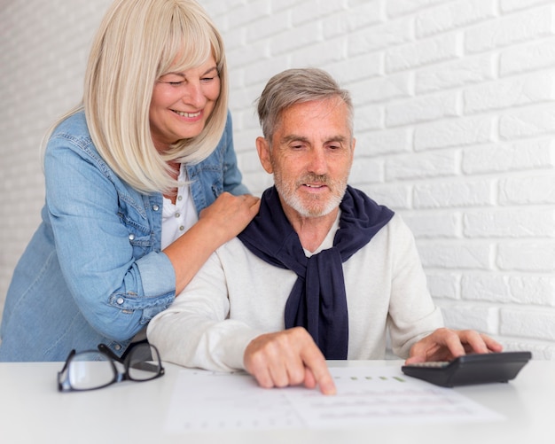 Couple plan moyen regardant document