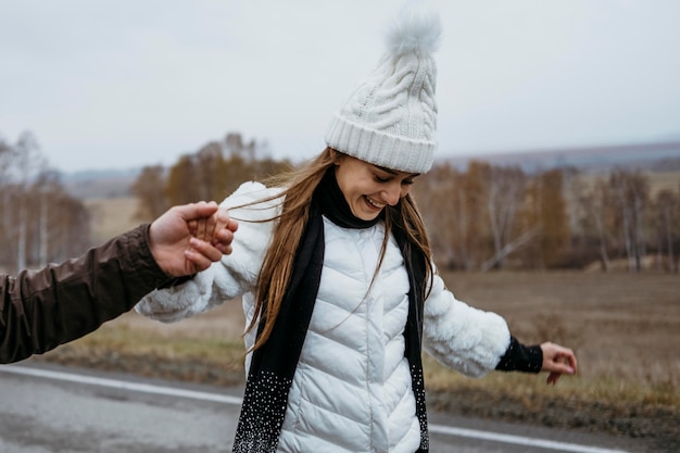 Couple de planche à roulettes à l'extérieur sur la route ensemble