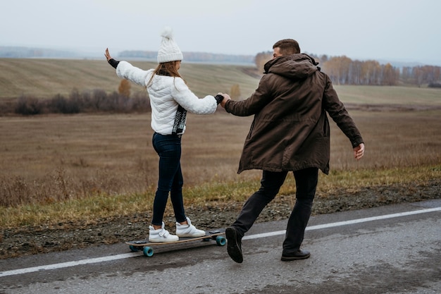 Couple de planche à roulettes à l'extérieur