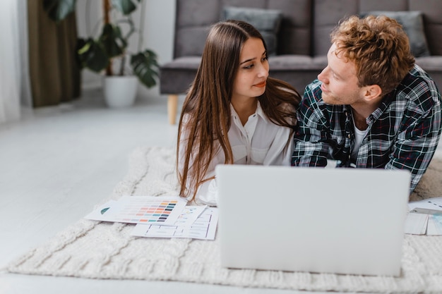 Photo gratuite couple planifiant ensemble pour redécorer le ménage