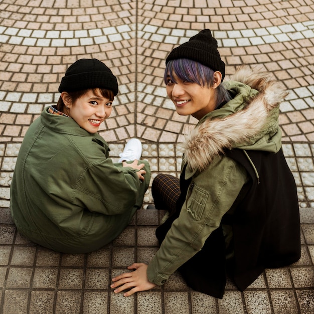 Couple plein coup assis dans les escaliers