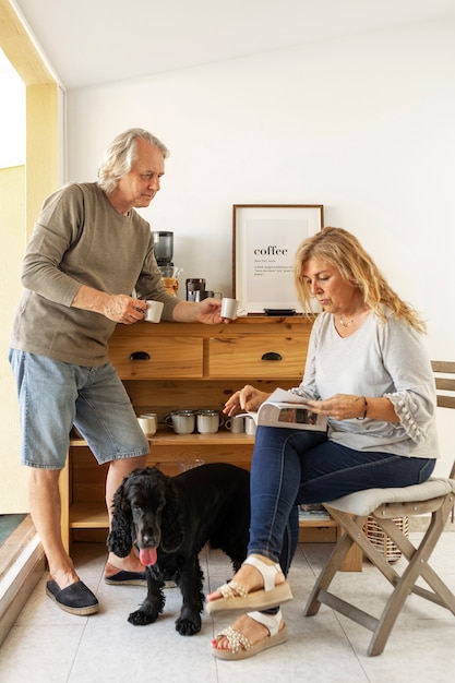 Couple plein coup avec chien à la maison