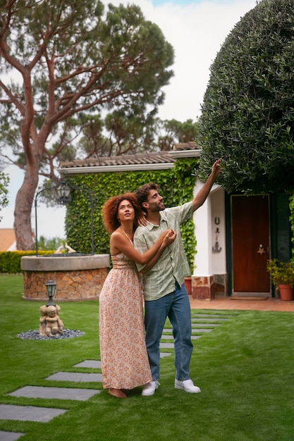 Photo gratuite couple plein coup décorant la maison