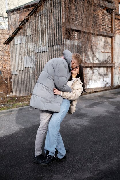 Photo gratuite couple plein coup étant romantique à l'extérieur