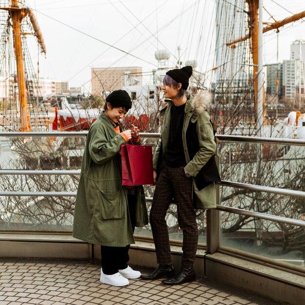 Couple plein coup à l'extérieur