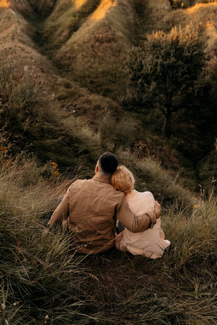 Photo gratuit couple plein coup à l'extérieur